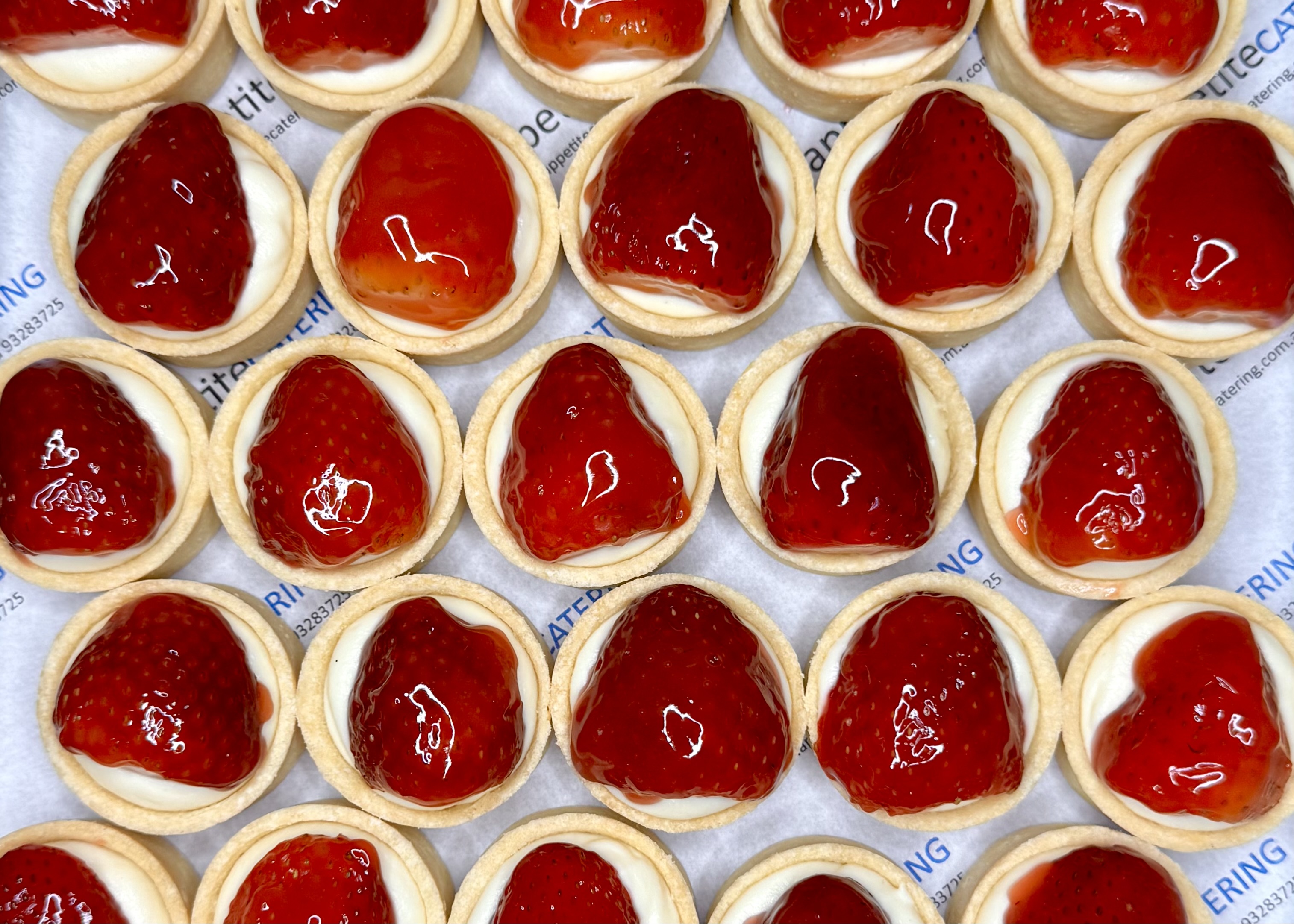 Spring Racing strawberries & cream mini tarts (box of 25)